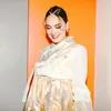 Luna Maya Pakai Hanbok Emas