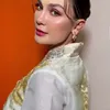 Luna Maya Pakai Hanbok Emas