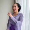 Aya Hutami tertawa cantik