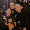 seleb bareng nenek, foto seleb bareng nenek