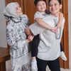 Keluarga Citra Kirana jadi model busana muslim
