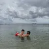 Rezky Aditya main di pantai bareng Athar
