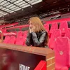 Cassandra Lee duduk di bench MU.
