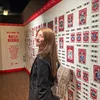 Cassandra Lee menjelajahi stadion milik MU.