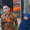 Wardatina Mawa pakai cadar biru tua