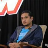 Giorgino Abraham mendengarkan pembawa acara kapanlagi show