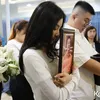 Sarwendah Pegang Foto Ayah Saat Kremasi