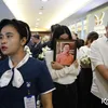 Sarwendah Pegang Foto Ayah Saat Kremasi