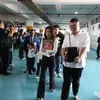 Sarwendah Pegang Foto Ayah Saat Kremasi