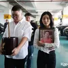 Sarwendah Pegang Foto Ayah Saat Kremasi