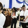 Sarwendah Pegang Foto Ayah Saat Kremasi
