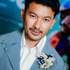 Rio Dewanto pakai jas dan korsase