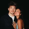 Charles Leclerc pakai baju hitam dan putih
