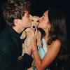 Charles Leclerc mencium anjingnya bersama Alexandra