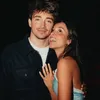 Alexandra bersandar mesra ke Charles Leclerc