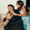 Charles Leclerc dan Alexandra tiduran di sofa bersama anjing mereka