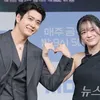 Kim Sejeong dan Kang Tae Oh Heart Pose