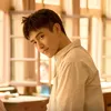 Chen Feiyu pakai kostum kemeja putih