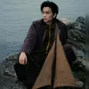 Chen Xiao duduk bersama properti kapal