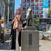 Cindy Rizap pose bersama patung Hachiko di Jepang