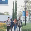 Cinta Kuya jalan bareng keluarga di taman