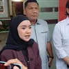 Cita Rahayu pakai baju coklat
