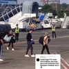 Chirs Martin Cium Tanah Bandara Halim Pulang