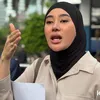 Clara Shinta Pakai Hijab Hitam