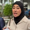 Clara Shinta Pakai Baju Krem