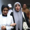 Clara Shinta tenteng tas putih