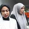 Clara Shinta pakai kerudung abu-abu