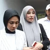 Clara Shinta tenteng iphone