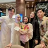 Rey Mbayang dan Dinda Hauw Modeling Bareng