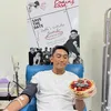 Daffa Wardhana Pegang Kue Ultah Sambil Donor Darah