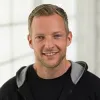 Gustav Soderstrom pakai baju hitam