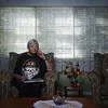 Nenek Pakai Kaos Band