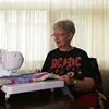 Nenek Pakai Kaos Band