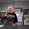 Nenek Pakai Kaos Band
