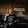 Nenek Pakai Kaos Band