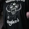 Nenek Pakai Kaos Band