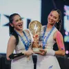 Davina Karamoy Pegang Piala Kemenangan