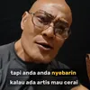 Deddy Corbuzier berkacamata