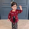 Dek Cunda angkat tangan pakai kebaya