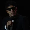 Desta pakai kacamata hitam