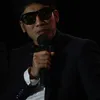 Desta pakai jas hitam