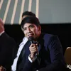 Desta duduk sambil pegang mic