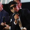 Desta pakai kemeja putih