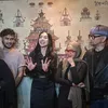 Denada berdiri di tengah sahabat