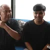 Ressa Rossano tersenyum di samping pengacara