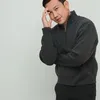 Denny Sumargo memegang kepala